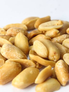 Bir yığın kurutulmuş fıstığı yakın plan beyaz, üst manzara.