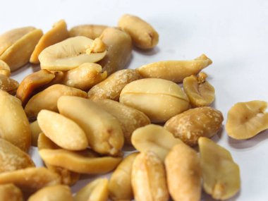 Bir yığın kurutulmuş fıstığı yakın plan beyaz, üst manzara.