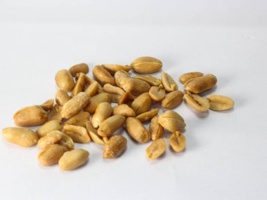 Beyaz üzerine tuzlanmış fıstık, yakından bak.