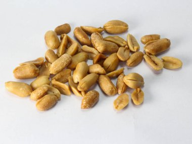 Beyaz üzerine tuzlanmış fıstık, yakından bak.