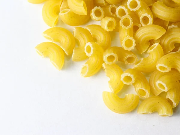 dirsek makarna beyaz arka plan, üst görünüm, düz yatış