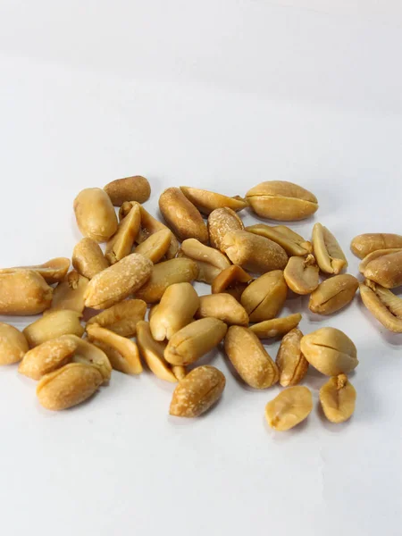 Bir yığın kurutulmuş fıstığı yakın plan beyaz, üst manzara.