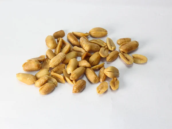 Bir yığın kurutulmuş fıstığı yakın plan beyaz, üst manzara.