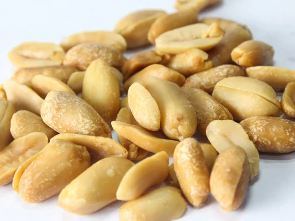 Bir yığın kurutulmuş fıstığı yakın plan beyaz, üst manzara.