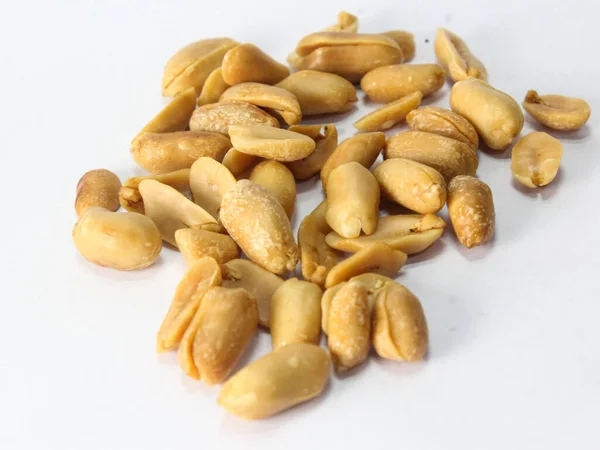 Beyaz üzerine tuzlanmış fıstık, yakından bak.