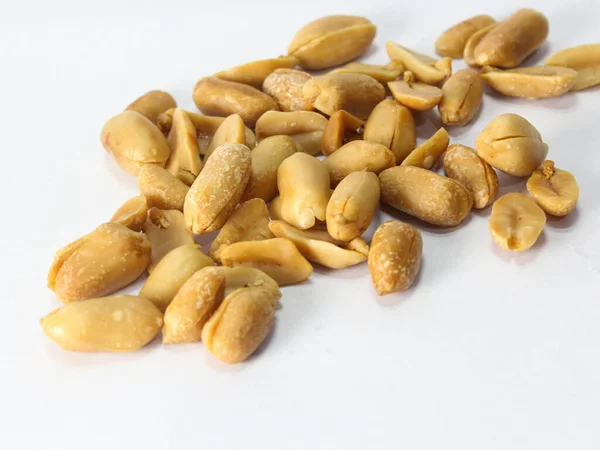 Delicioso Amendoim Salgado Fundo Branco — Fotografia de Stock