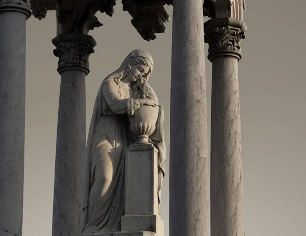 ポルトガルブラガの墓地墓地の聖母マリア彫刻 — ストック写真