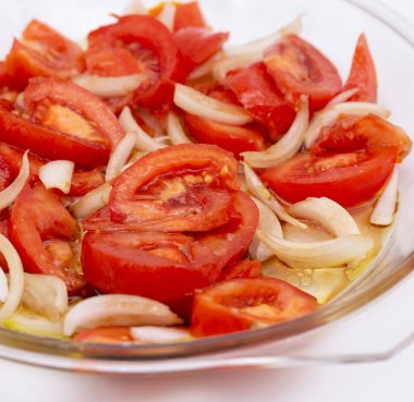 Beyaz bir geçmişi olan basit bir domates salatası, Braga, Portekiz.