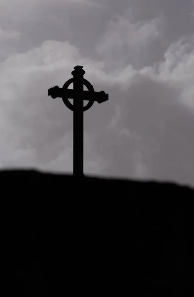 Silueta Crucifijo Piedra Con Cielo Nublado Púrpura Fondo Pascua Portugal — Foto de Stock