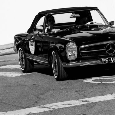 15 Nisan 2023, The Amazing MerCEDES 230SL CABRIOlet The Norte Classic Vehicles Tour in Povoa de Lanhoso, Braga, Portekiz.