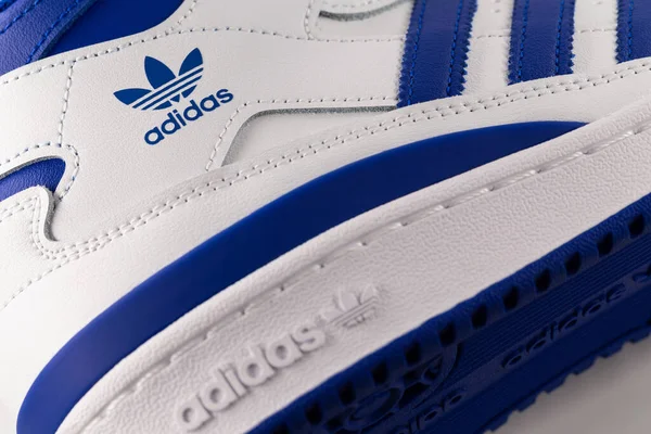 Nisan 2023 Eski Usul Beyaz Mavi Adidas Deri Ayakkabı Braga — Stok fotoğraf