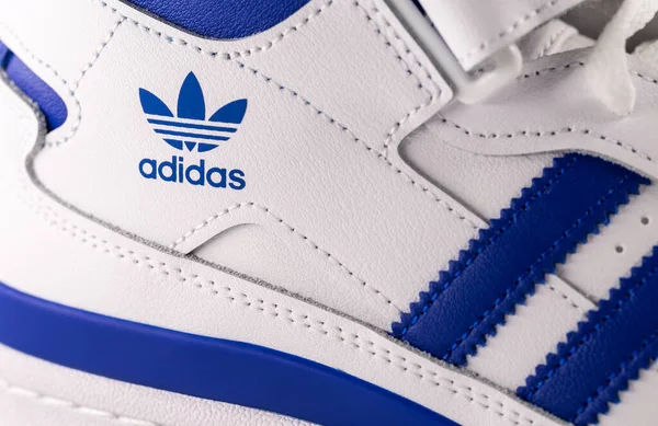 2018 Macro Details Old School White Blue Adidas Leather Shoe — 스톡 사진