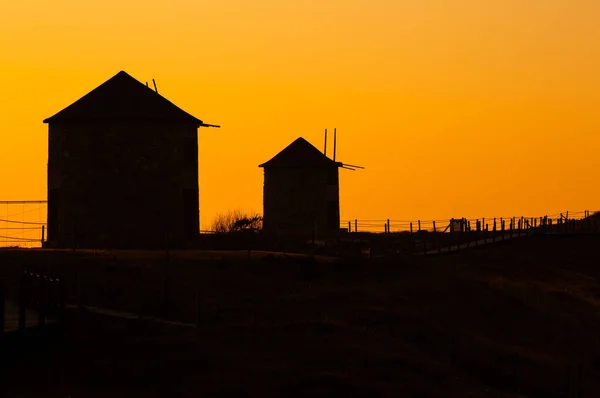 Силуэт Древних Ветряных Мельниц Пляже Апулии Время Заката Брага Португалия — стоковое фото