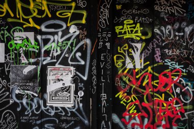Grungy ve Ayrıntılı Duvar Arkaplanı Graffiti ve Yırtık Kağıt, Porto, Portekiz.