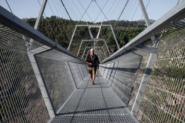 2 Temmuz 2023, AroucaGeoPark, Arouca, Portekiz 'deki 516 asma köprü boyunca yürüme..