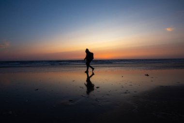 Ofir Beach, Braga, Portekiz 'de günbatımında Santiago de Compostela' ya yürüyen seyyah silueti..