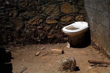 Terk edilmiş bir yerde, çatısı olmayan bozuk bir tuvalet, Minas da Borralha, Montalegre, Portekiz.