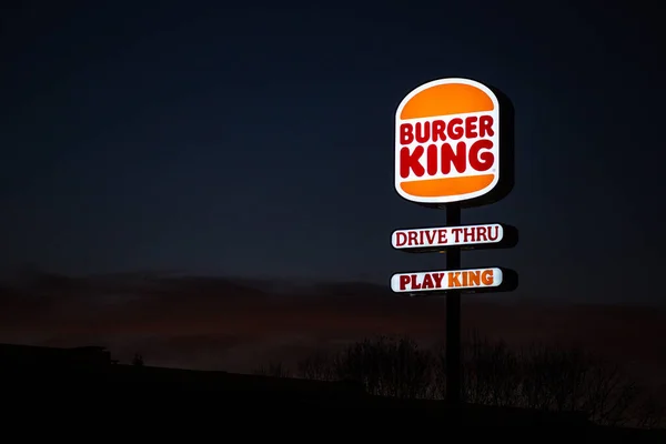22 Kasım 2023, Portekiz, Braga 'da alacakaranlık saatinde Burger King, Thru neon ışık direğini sürdü..
