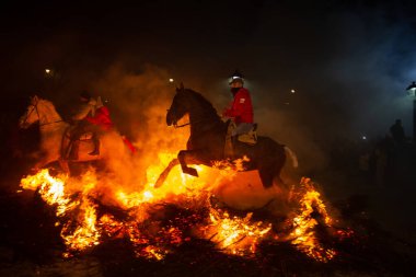 16 Ocak 2024 'te, Şövalyeler atlarıyla birlikte San Bartolome de Pinares, Avila, İspanya' da antik bir arınma geleneği olan 