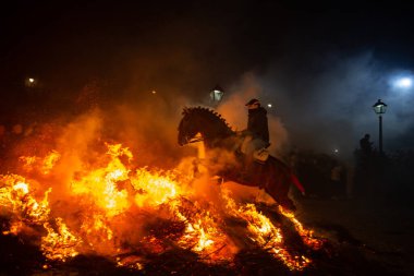 16 Ocak 2024 'te, Şövalyeler atlarıyla birlikte San Bartolome de Pinares, Avila, İspanya' da antik bir arınma geleneği olan 