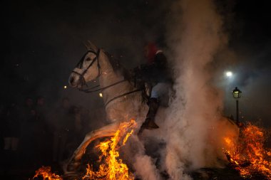 16 Ocak 2024 'te, Şövalyeler atlarıyla birlikte San Bartolome de Pinares, Avila, İspanya' da antik bir arınma geleneği olan 