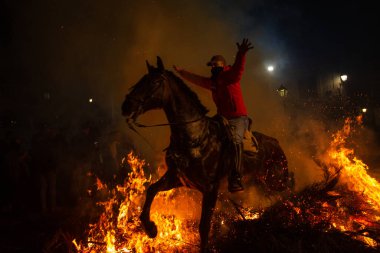 16 Ocak 2024 'te, Şövalyeler atlarıyla birlikte San Bartolome de Pinares, Avila, İspanya' da antik bir arınma geleneği olan 