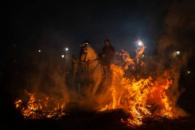 16 Ocak 2024 'te, Şövalyeler atlarıyla birlikte San Bartolome de Pinares, Avila, İspanya' da antik bir arınma geleneği olan 