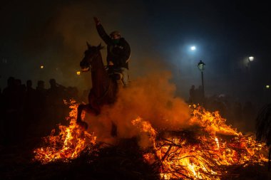 16 Ocak 2024 'te, Şövalyeler atlarıyla birlikte San Bartolome de Pinares, Avila, İspanya' da antik bir arınma geleneği olan 
