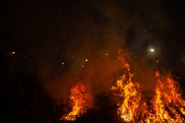 16 Ocak 2024 'te, Şövalyeler atlarıyla birlikte San Bartolome de Pinares, Avila, İspanya' da antik bir arınma geleneği olan 