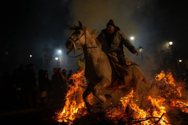 16 Ocak 2024 'te, Şövalyeler atlarıyla birlikte San Bartolome de Pinares, Avila, İspanya' da antik bir arınma geleneği olan 