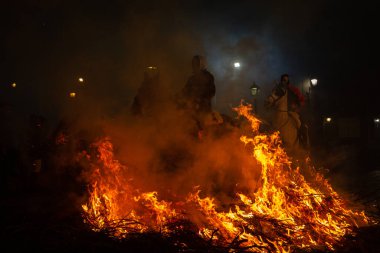 16 Ocak 2024 'te, Şövalyeler atlarıyla birlikte San Bartolome de Pinares, Avila, İspanya' da antik bir arınma geleneği olan 