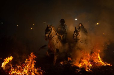 16 Ocak 2024 'te, Şövalyeler atlarıyla birlikte San Bartolome de Pinares, Avila, İspanya' da antik bir arınma geleneği olan 
