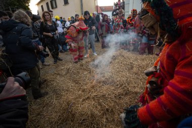 13 Şubat 2024, Mascaraed People eski bir karnaval geleneği olan Vila Boa de Ousilhao, Braganca, Portekiz.