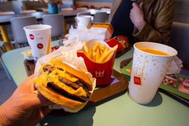 22 Mayıs 2024, MC Donald 's' dan Yeni Üçlü Peynir Burger, Braga, Portekiz.