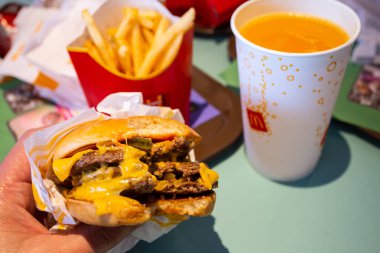 22 Mayıs 2024, MC Donald 's' dan Yeni Üçlü Peynir Burger, Braga, Portekiz.