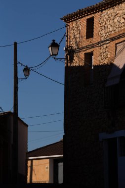 El Pedregoso Köyü, Guadalajara, Kastilya la Mancha, İspanya 'da Gündoğumu sırasında klasik sokak lambaları.