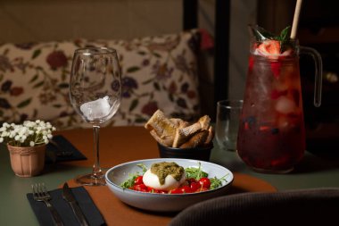 Burrata İtalyan mutfağında çok beğenilen bir antipatik yemektir..