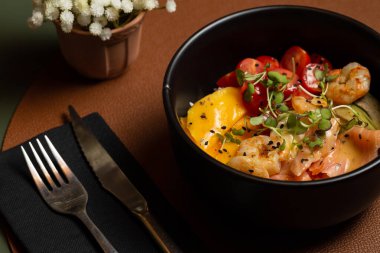 Portekiz, Braga 'da bir Brunch Restoranında Karides ve Mango ile Somon Poke Bowl.