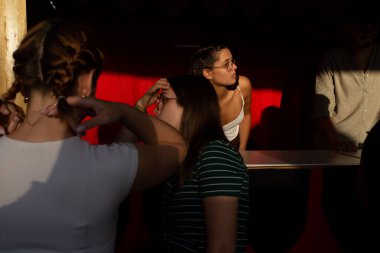 7 Ağustos 2024, Orta Çağ Olayında Güzel bir barmen 