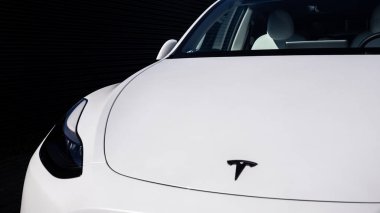 12 Kasım 2024, beyaz bir Tesla 'dan siyah bir arka plana karşı yakın plan, Braga, Portekiz.