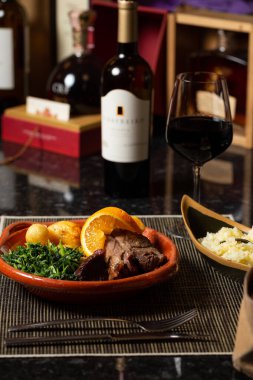 Vitela Assada Portekiz Gastronomisi, Braga, Portekiz 'in tipik bir tabağıdır.. 