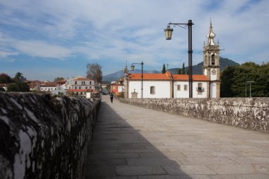 Ponte de Lima Kilisesi Köprü manzarası, Ponte de Lima, Portekiz.