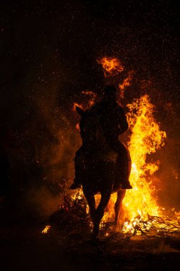 16 Ocak 2025 'te, Şövalyeler atlarıyla birlikte San Bartolome de Pinares, Avila, İspanya' da antik bir arınma geleneği olan 