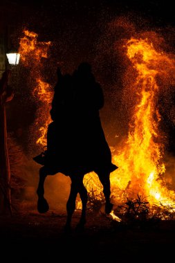 16 Ocak 2025 'te, Şövalyeler atlarıyla birlikte San Bartolome de Pinares, Avila, İspanya' da antik bir arınma geleneği olan 