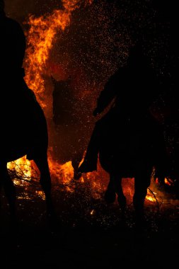 16 Ocak 2025 'te, Şövalyeler atlarıyla birlikte San Bartolome de Pinares, Avila, İspanya' da antik bir arınma geleneği olan 