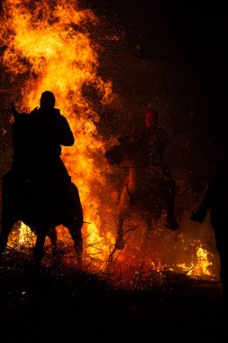 16 Ocak 2025 'te, Şövalyeler atlarıyla birlikte San Bartolome de Pinares, Avila, İspanya' da antik bir arınma geleneği olan 