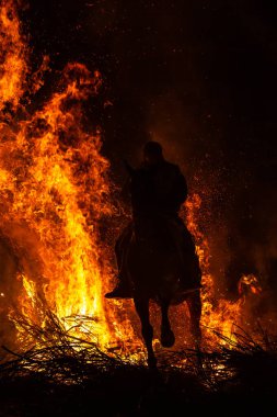 16 Ocak 2025 'te, Şövalyeler atlarıyla birlikte San Bartolome de Pinares, Avila, İspanya' da antik bir arınma geleneği olan 