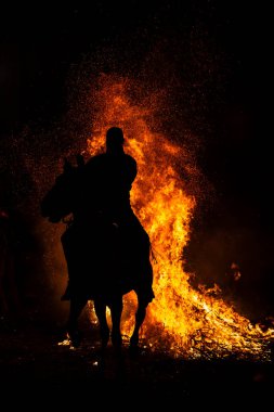 16 Ocak 2025 'te, Şövalyeler atlarıyla birlikte San Bartolome de Pinares, Avila, İspanya' da antik bir arınma geleneği olan 