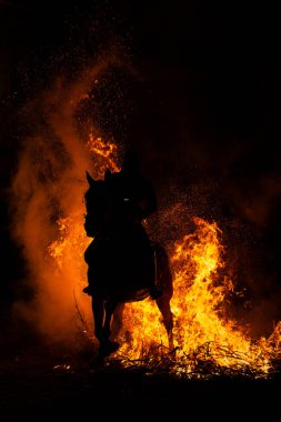 16 Ocak 2025 'te, Şövalyeler atlarıyla birlikte San Bartolome de Pinares, Avila, İspanya' da antik bir arınma geleneği olan 