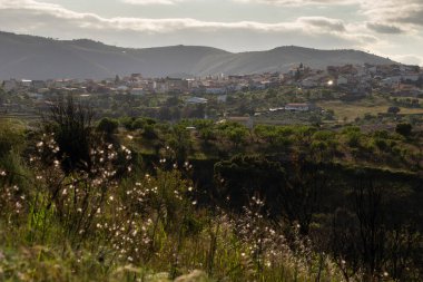 Vila Nova de Foz Coa 'da Bahar Sezonu Günbatımı, Portekiz.
